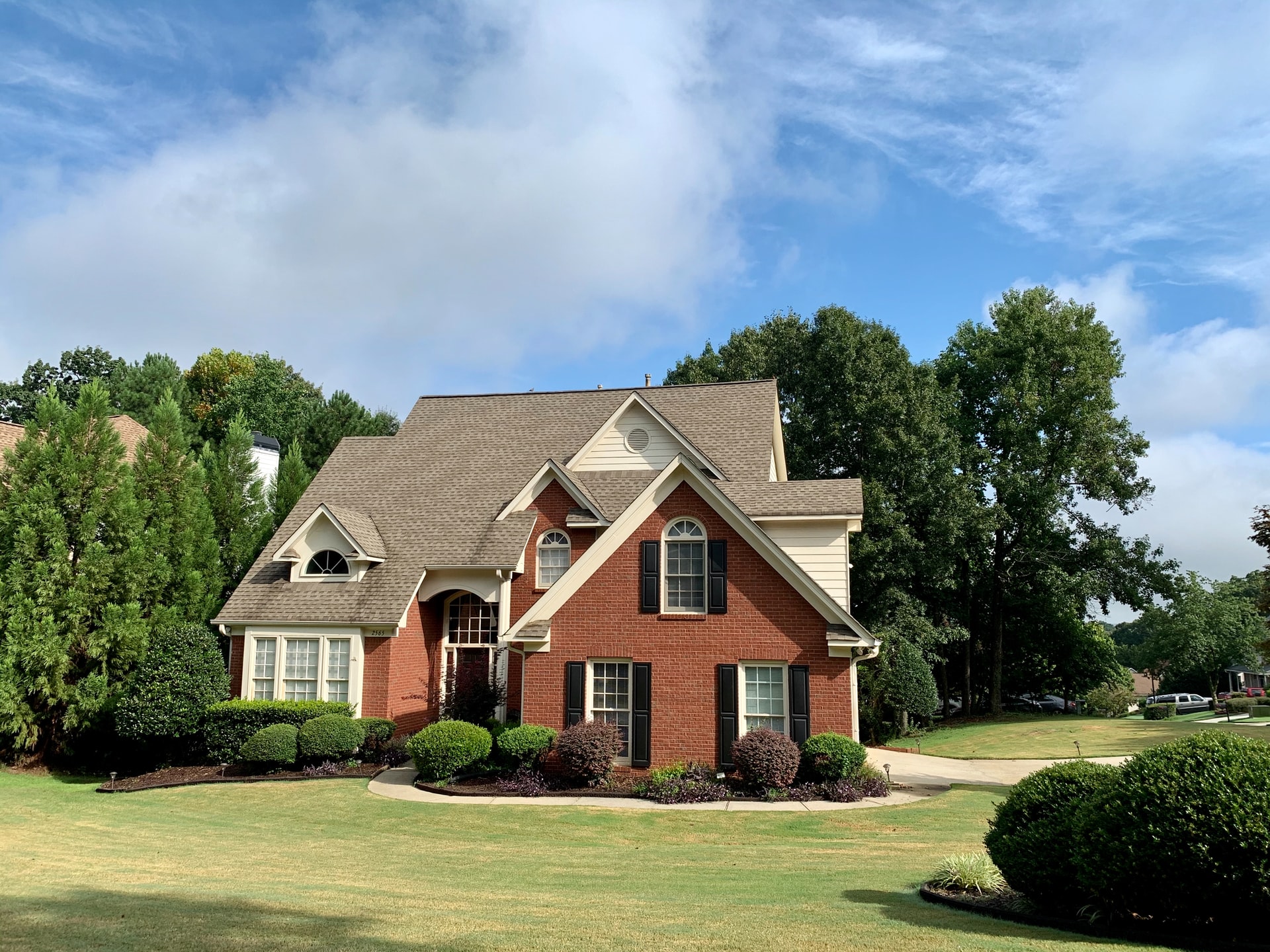 A house with lightgray roof